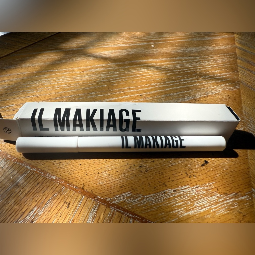 IL Makiage Black Card Liquid Eyeliner
